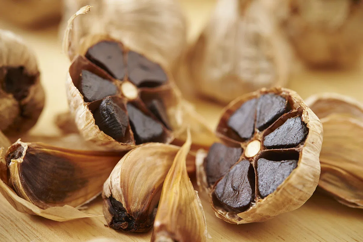 Hymor Schwarzer Knoblauch - 16 Knollen - 90 Tage fermentiert aus Las Pedroñeras aus bestem lila Knoblauch, Spanien, ungeschält, Black Garlic schwarz Knoblauch Ajo Negro 100% natürlich