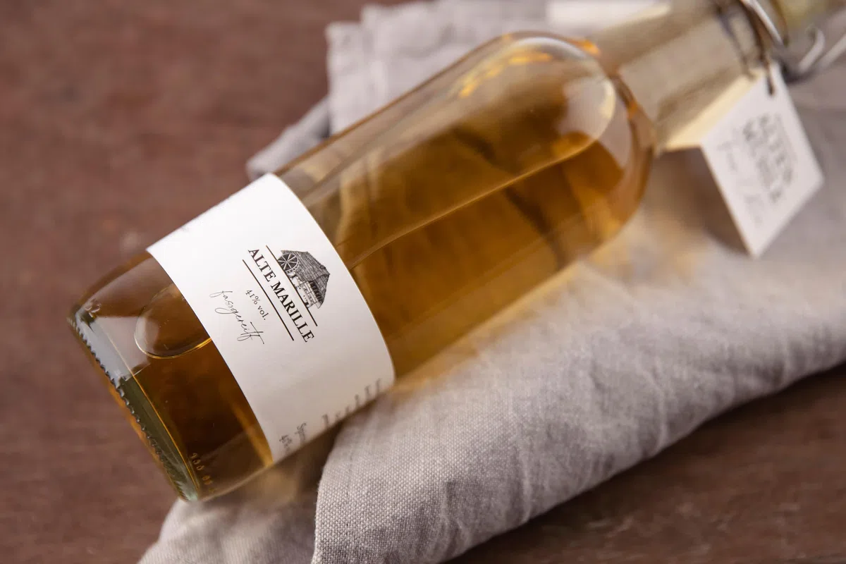 Brennerei Zur Alten Mühle - Alte Marille Fass-Edition - feine Marillen Spirituose in der klassischen Bügelflasche - milder Obstler fassgereift im Schwarzwald, 1 x 1,0 l
