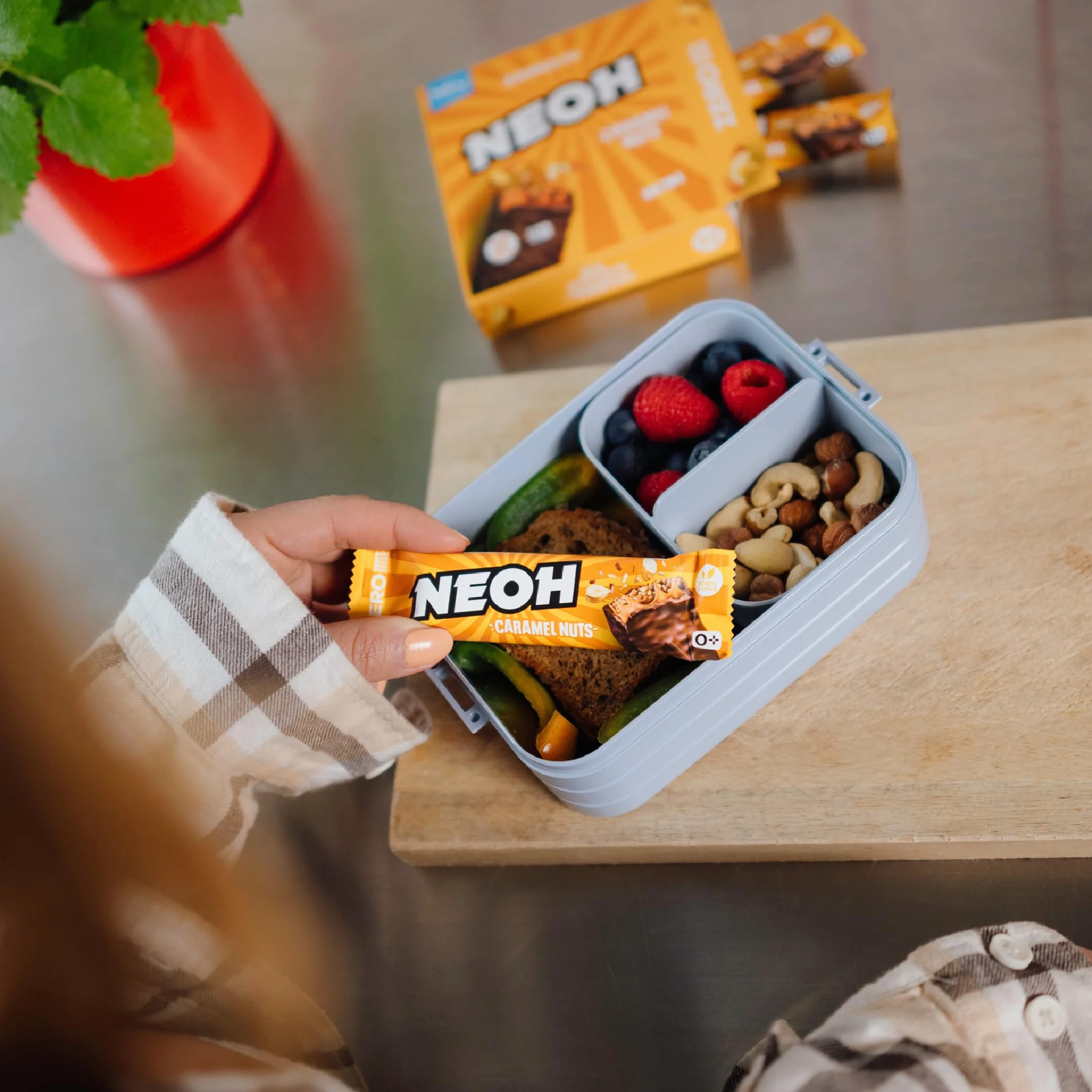 NEOH Low-Carb, veganer Karamell-Erdnussriegel – Ohne zugesetzten Zucker, Voll nussiger Erdnüsse und verführerisch gutem Karamell, 24x28g Packung