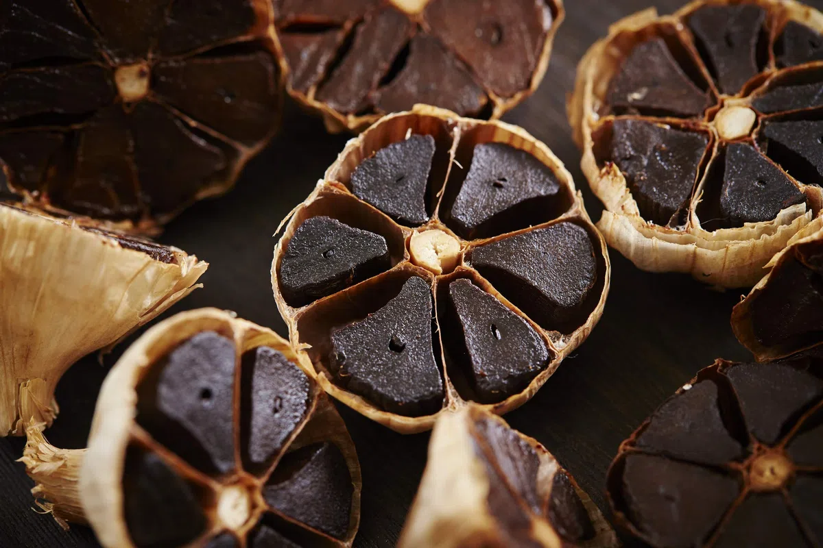Hymor Schwarzer Knoblauch - 16 Knollen - 90 Tage fermentiert aus Las Pedroñeras aus bestem lila Knoblauch, Spanien, ungeschält, Black Garlic schwarz Knoblauch Ajo Negro 100% natürlich